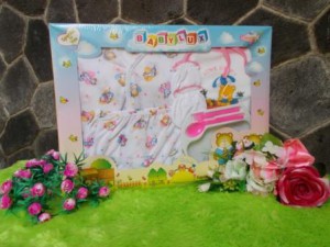 MURAH_BANGET_paket_kado_bayi_pink_36rb_terdiri_dari_satu_stel_baju_bayi_newborn__sarung_tangan__celemek__mangkok_dan_sendok_garpu_bayi