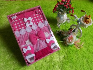 paket kado bayi dress polka pink 77 terdiri dari dress,sepatu,bando bahan lembut banget kualitas terjamin