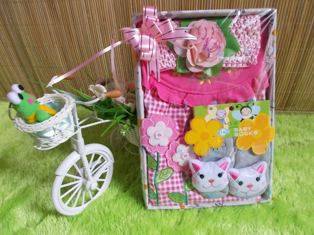 paket kado bayi dress kotak pink cantik 60 terdiri dari set dress pink cantik,kaos kaki boneka,dan bandana bunga cantik
