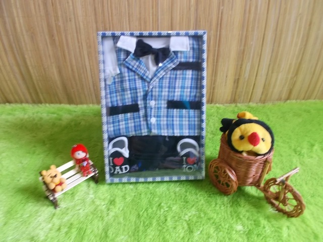 baby gift set paket kado bayi cowok biru-02 Rp 74.000 terdiri dari baju rompi kotak-kotak,sepatu,dan celana cocok untuk kado (2)