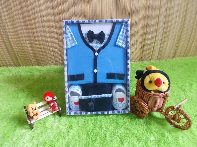 baby gift set paket kado bayi cowok biru Rp 74.000 terdiri dari baju rompi kotak-kotak,sepatu,dan celana cocok untuk kado