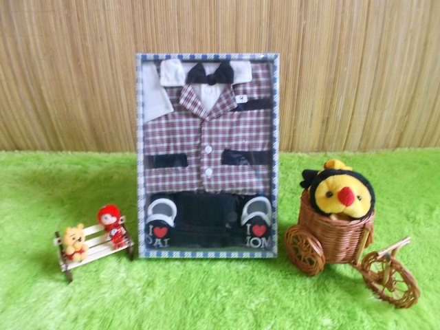 baby gift set paket kado bayi cowok hitam Rp 74.000 terdiri dari baju rompi kotak-kotak,sepatu,dan celana cocok untuk kado