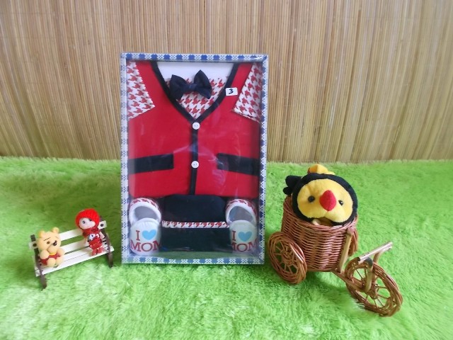 baby gift set paket kado bayi cowok merah Rp 74.000 terdiri dari baju rompi kotak-kotak,sepatu,dan celana cocok untuk kado