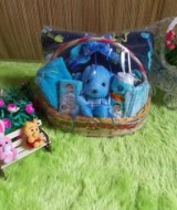 EKSKLUSIF paket kado bayi keranjang tangkai biru 59 terdiri dari bantal bayi,bedak,sabun,slaber,handuk kecil,dan boneka imut, cocok banget untuk kado