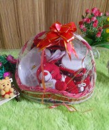 paket kado bayi keranjang merah tangkai 59 terdiri dari feeding set baby, sepperti mangkok,gelas,sendok dan garpu bayi serta topi dan sepatu rajut serta boneka imut