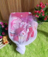 paket kado bayi keranjang tile putih 59 terdiri dari jaket rajut bayi,celana rajut,sepatu rajut,bedak dan sabun bayi,slaber,boneka imut,dan slaber