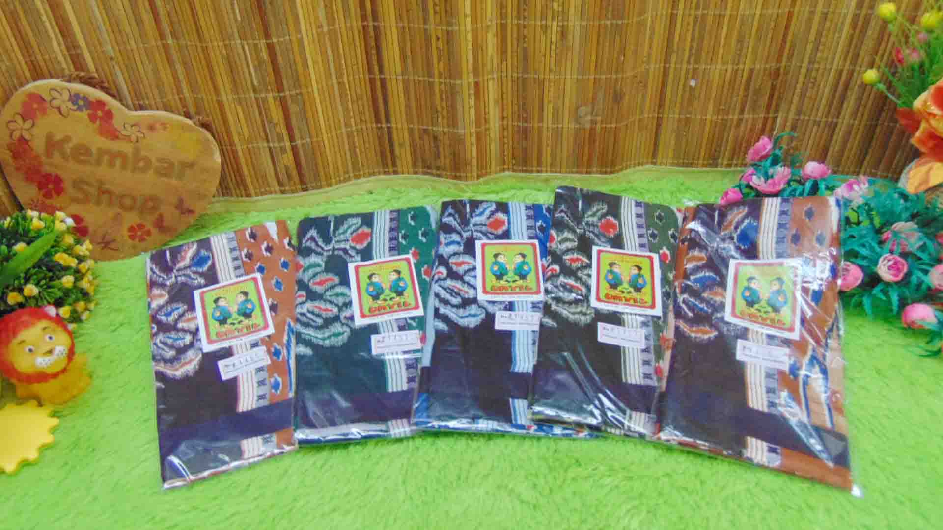 FREE KARTU UCAPAN Kado Anak Paket Lebaran Idul Fitri Sarung Plus Sajadah warna random (1)