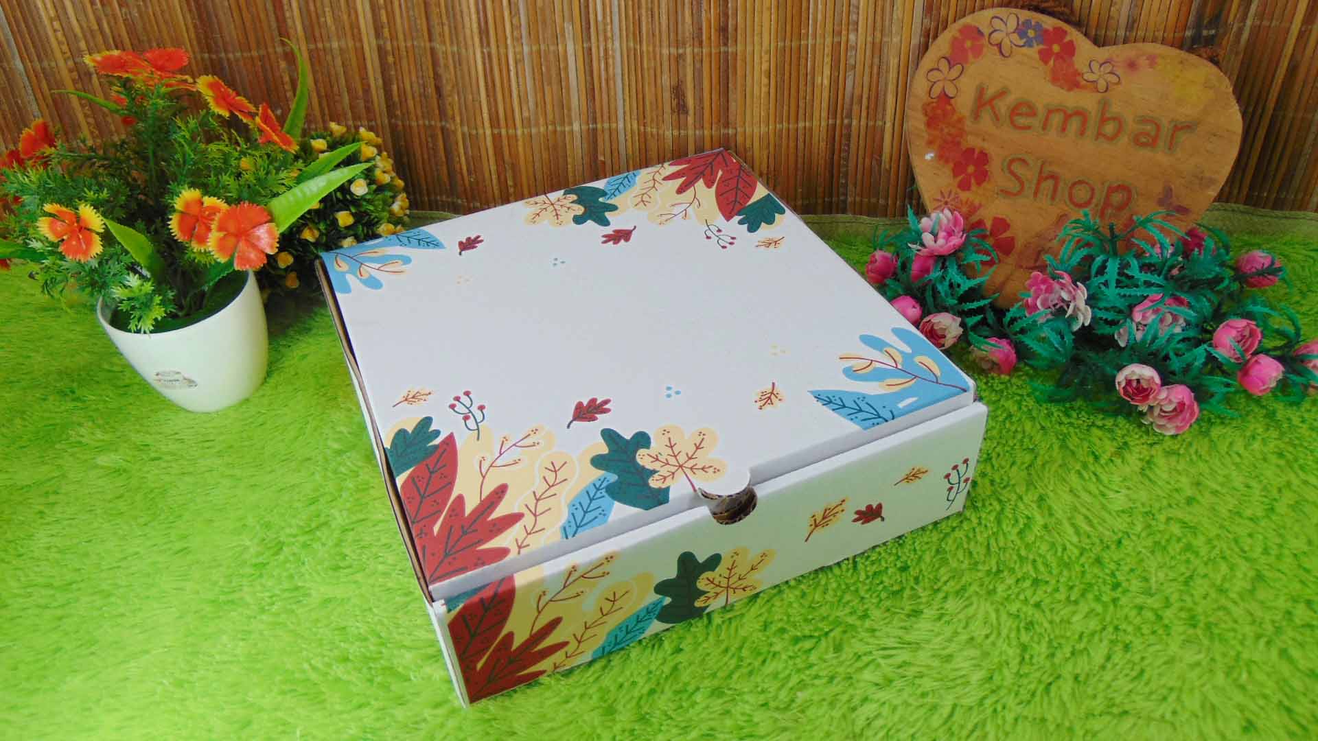 BISA COD - Kado hampers gift box Karakter Mickey Mouse Winnie the Pooh Hello Kitty Doraemon plus Botol Susu Dot dan Handuk (2)