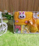EXCLUSIVE paket kado bayi kuning 72rb terdiri dari baju,rok celana,topi rajut,dan sepatu boots bayi imut banget