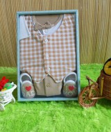 baby gift set paket kado bayi cowok cream Rp 70.000 terdiri dari baju rompi kotak-kotak,sepatu,dan celana cocok untuk kado