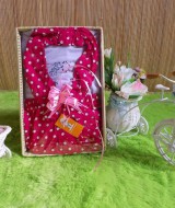 paket kado bayi CANTIK polka pink 52 terdiri dari set rok bandana polka pink adem plus kaos putih cantik muat untuk 0-12bln