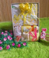paket kado bayi SI KUNING 45 terdiri dari baju bayi,celana,celemek,washlap,sarung kaki bayi krincing dan bedak bayi