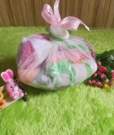 paket kado bayi keranjang pink 59 terdiri dari handuk bayi,topi bayi,sepatu bayi newborn,dan boneka love cute baby yang dibungkus kain tile lembut dihiasi pita