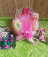 BEST SELLER paket kado bayi keranjang pink kuning lengkap 59 berisi handuk bayi,topi bayi,setelan baju bayi,washlap bayi,sabun,dan bedak bayi cocok banget untuk kado bayi newborn
