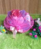 paket kado bayi keranjang pink Rp 49.000 terdiri dari jaket rajut bayi,celana,sepatu rajut bayi,bedak,dan sabun bayi plus boneka love cute baby