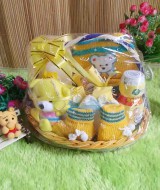 paket kado bayi keranjang kuning tangkai 59 terdiri dari tempat bedak,topi dan sepatu rajut, bedak,sabun baby,sarungan tangan kaki bayi,boneka imut
