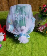 paket kado bayi keranjang biru hijau tile 72 terdiri dari handuk bayi,baju dan celana bayi,bedak dan sabun bayi,washlap,dan boneka imut