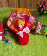 paket kado bayi keranjang kuning merah tile 65 terdiri dari topi bayi,baju dan celana bayi,bedak dan sabun bayi,washlap,dan boneka imut