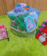 paket kado keranjang cilik biru 54 terdiri dari topi bayi,sarung tangan kaki bayi,handuk kecil,sabun bayi,bedak bayi,dan boneka cilik cocok bwt kado