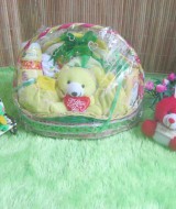 paket kado bayi keranjang kuning tangkai 65 terdiri dari baju,popok&celana bayi,washlap,bedak,sabun baby,sarung tangan kaki bayi,boneka imut