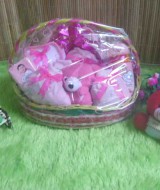 paket kado bayi keranjang pink tangkai 65 terdiri dari baju,popok&celana bayi,washlap,bedak,sabun baby,sarung tangan kaki bayi,boneka imut