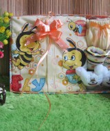 Paket Kado Bayi Baby Gift Lebah Kuning 60 terdiri Setelan Piyama Lebah dan kaos kaki boneka bahan adem lembut, cocok untuk kado