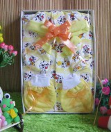 Paket Kado Bayi Baby Gift Little Moo Kuning 57 terdiri dari Set Sleepsuit plus topi kaos kaki, set sarung tangan kaki, bahan lembut adem, cocok untuk kado