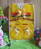 Paket Kado Bayi Baby Gift Rajut Kuning 40 terdiri dari set jaket celana kaos kaki rajut, topi rajut bahan lembut adem, cocok untuk kado