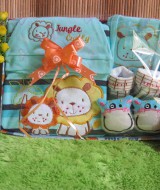 Paket Kado Bayi Baby Gift Singa Biru 69 terdiri set jumpsuit topi celemek dan kaos kaki boneka bahan adem lembut, cocok untuk kado