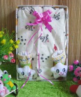 Paket Kado Bayi Baby Gift White Star 55 terdiri dari Jaket Jubah Babycape, kaos kaki boneka, bahan lembut adem, cocok untuk kado