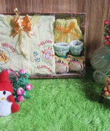 paket kado bayi Baby Gift Set Salur Kuning 55 terdiri dari setelan kaos bayi kancing full 0-12bulan,kaos kaki boneka lucu,,bahan lembut banget,cocok untuk kado