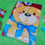 Kado bayi baby new born gift hadiah lahiran selimut topi bulu tebal hangat lembut motif beruang merah