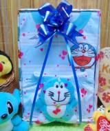 utama - FREE KARTU UCAPAN Kado Lahiran Paket Kado Bayi Baby Gift Box Doraemon Biru 2in1 49 terdiri dari setelan kaos doraemon 0-12bln dan boneka doraemon lucu